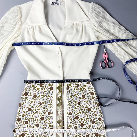 Alfred Shaheen Maxi Dress Vintage 70's White and Floral Long Sleeve Maxi Dress - Picture 6 of 9